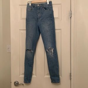 Skinny Jeans with holes at the knees